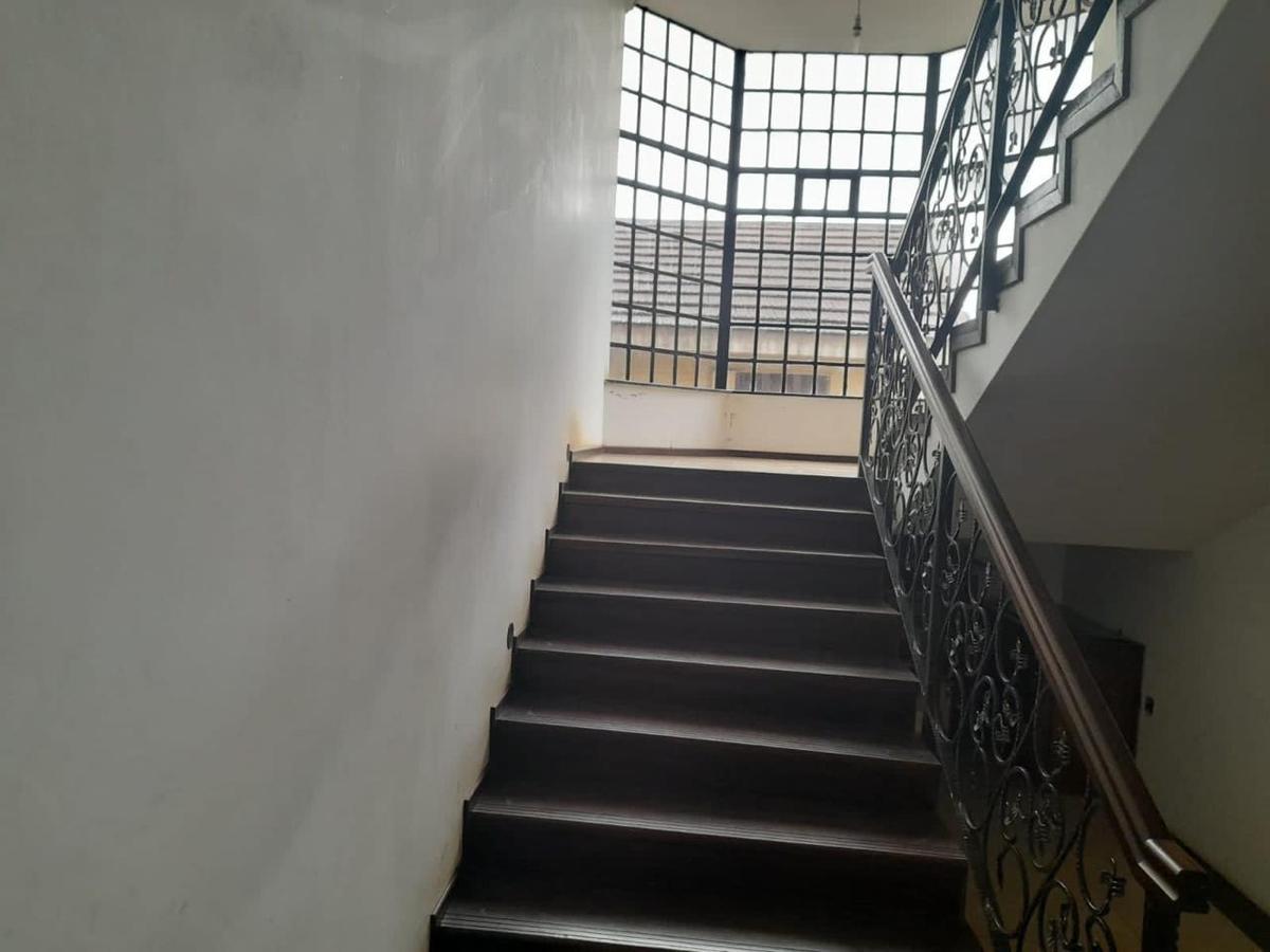 7 Bed House with En Suite in Runda - 12