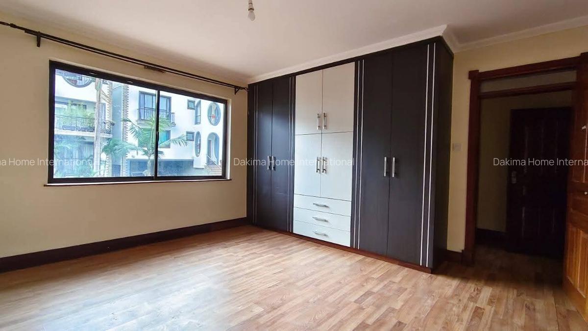 4 Bed Townhouse with En Suite in Brookside - 8