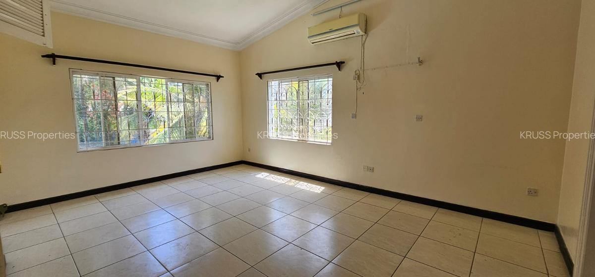 4 Bed House with En Suite at Hr93 - 13