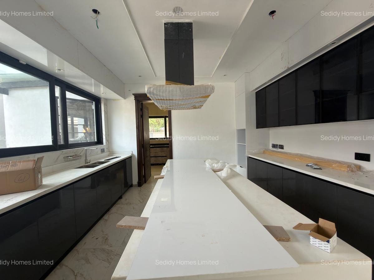 5 Bed Villa with En Suite in Nyari - 16