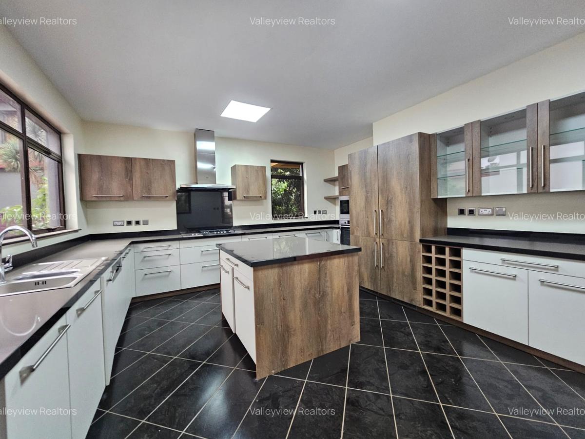 5 Bed Townhouse with En Suite at Lavington - 7