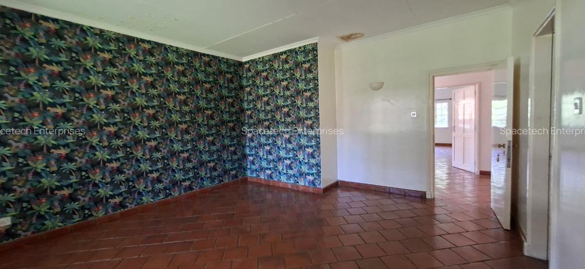4 Bed House with En Suite in Lavington - 10