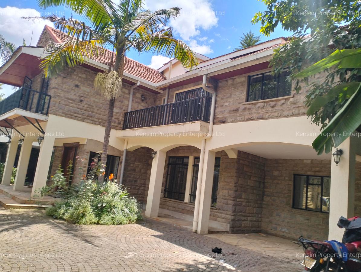 6 Bed House with En Suite in Lavington - 1