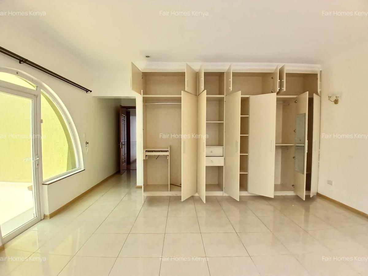 4 Bed Townhouse with En Suite at Riverside Drive - 16