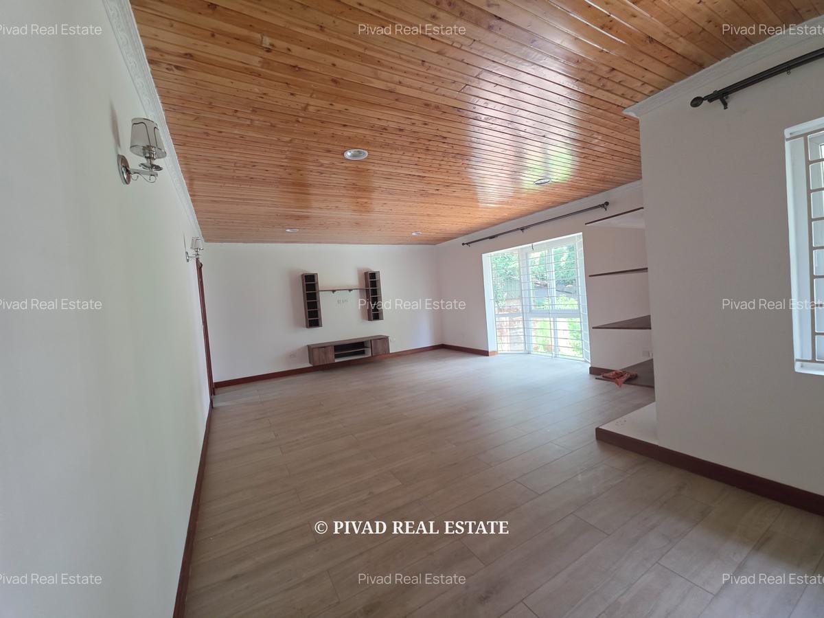 4 Bed House with Garden in Rosslyn - 9