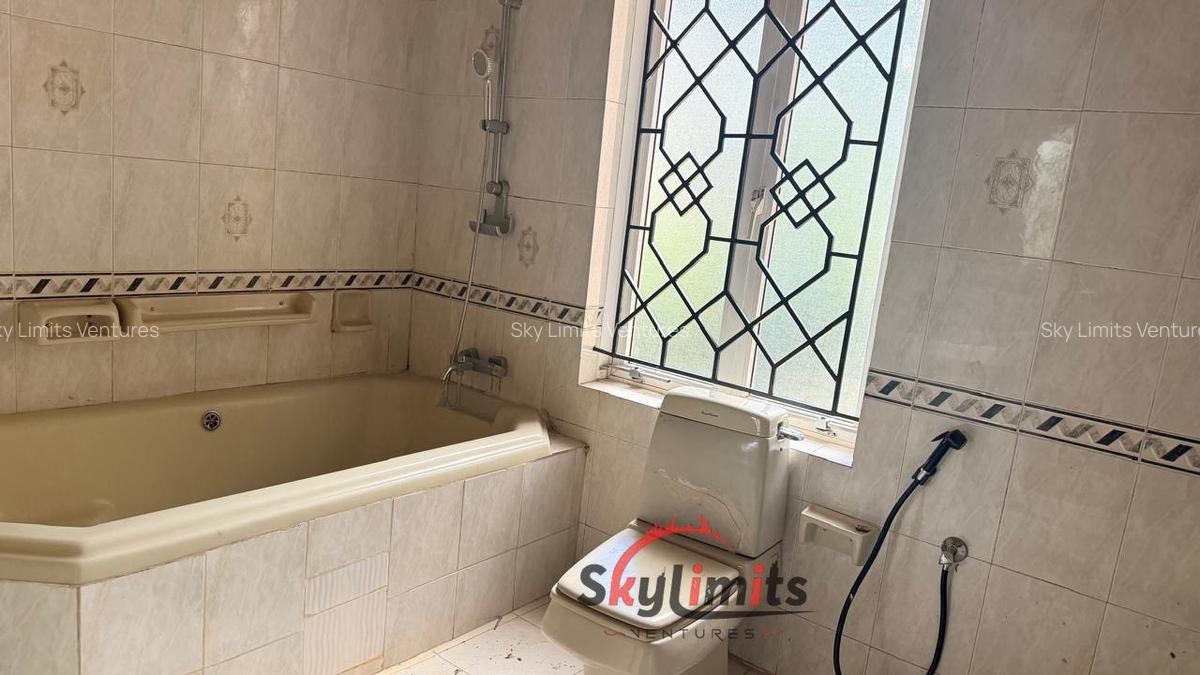 4 Bed House with En Suite in Hill View - 10