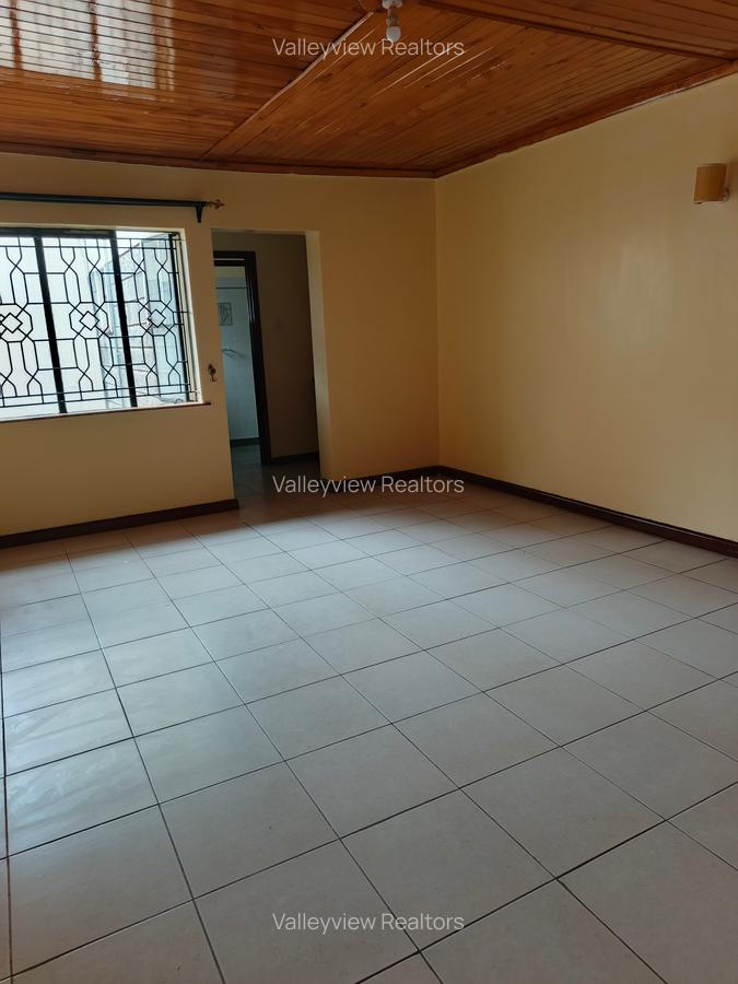 5 Bed Townhouse with En Suite at Lavington - 12