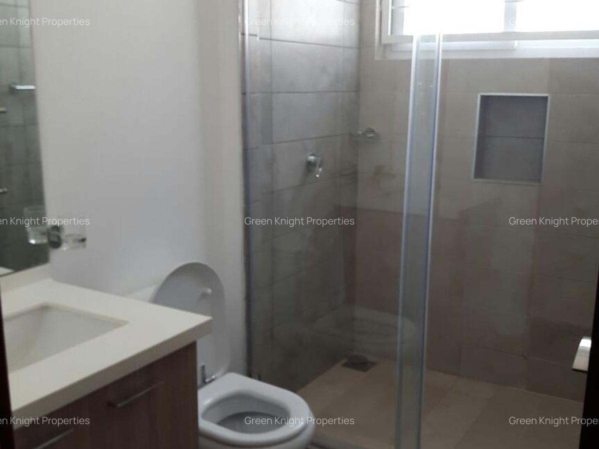 5 Bed House with En Suite in Lavington - 4