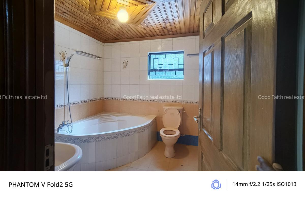 5 Bed House with En Suite in Runda - 16