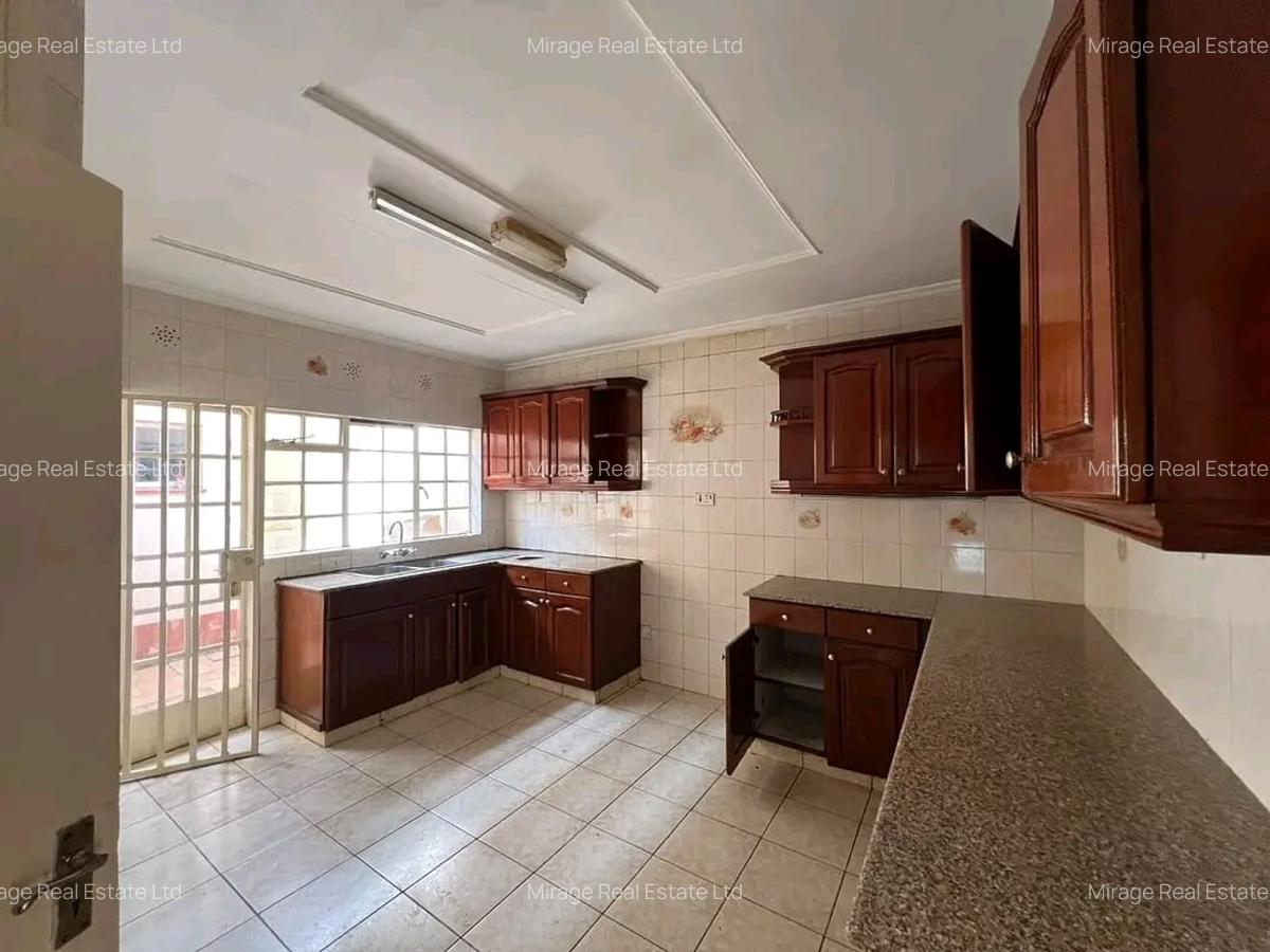 4 Bed Villa with En Suite in Lavington - 1