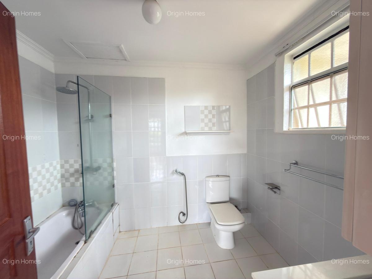 4 Bed House with En Suite in Rosslyn - 10