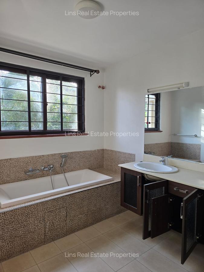 5 Bed Townhouse with En Suite in Lavington - 14