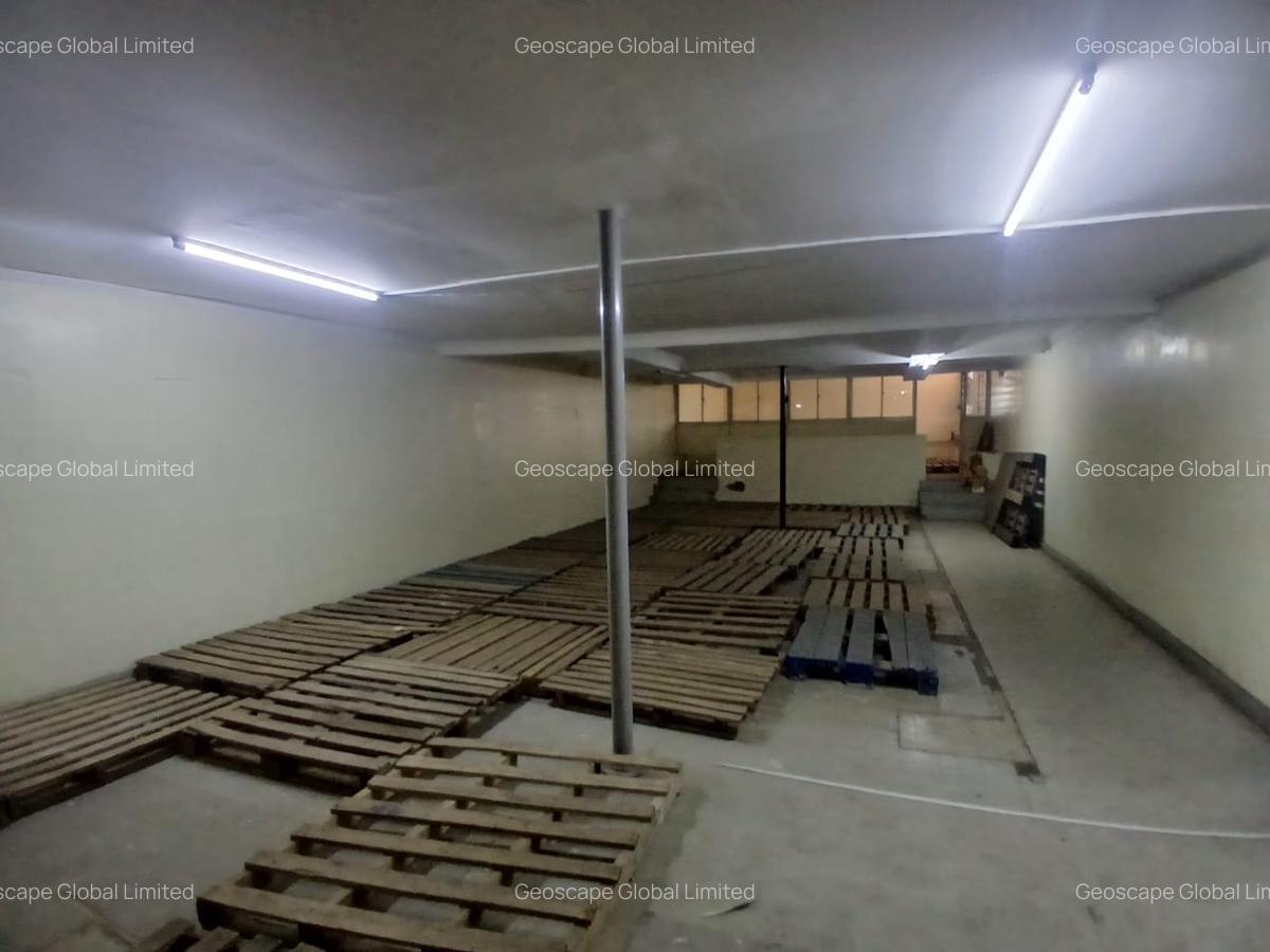 3,000 ft² Warehouse with Parking in Industrial Area - 9