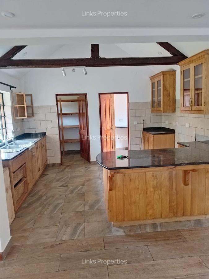 4 Bed Townhouse with En Suite at Kerarapon Drive - 15