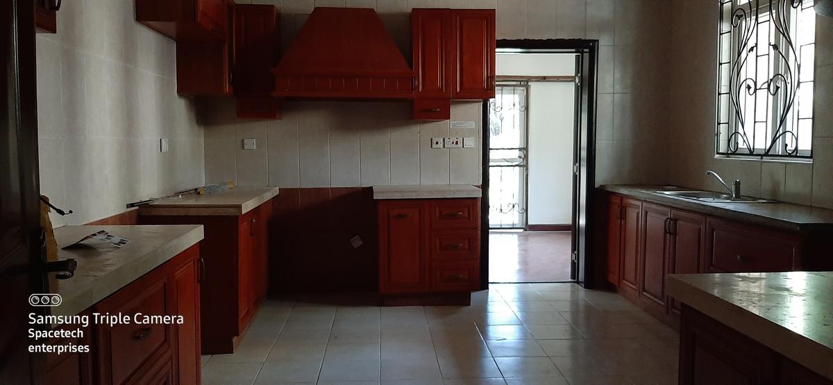 5 Bed Townhouse with En Suite in Lavington - 11