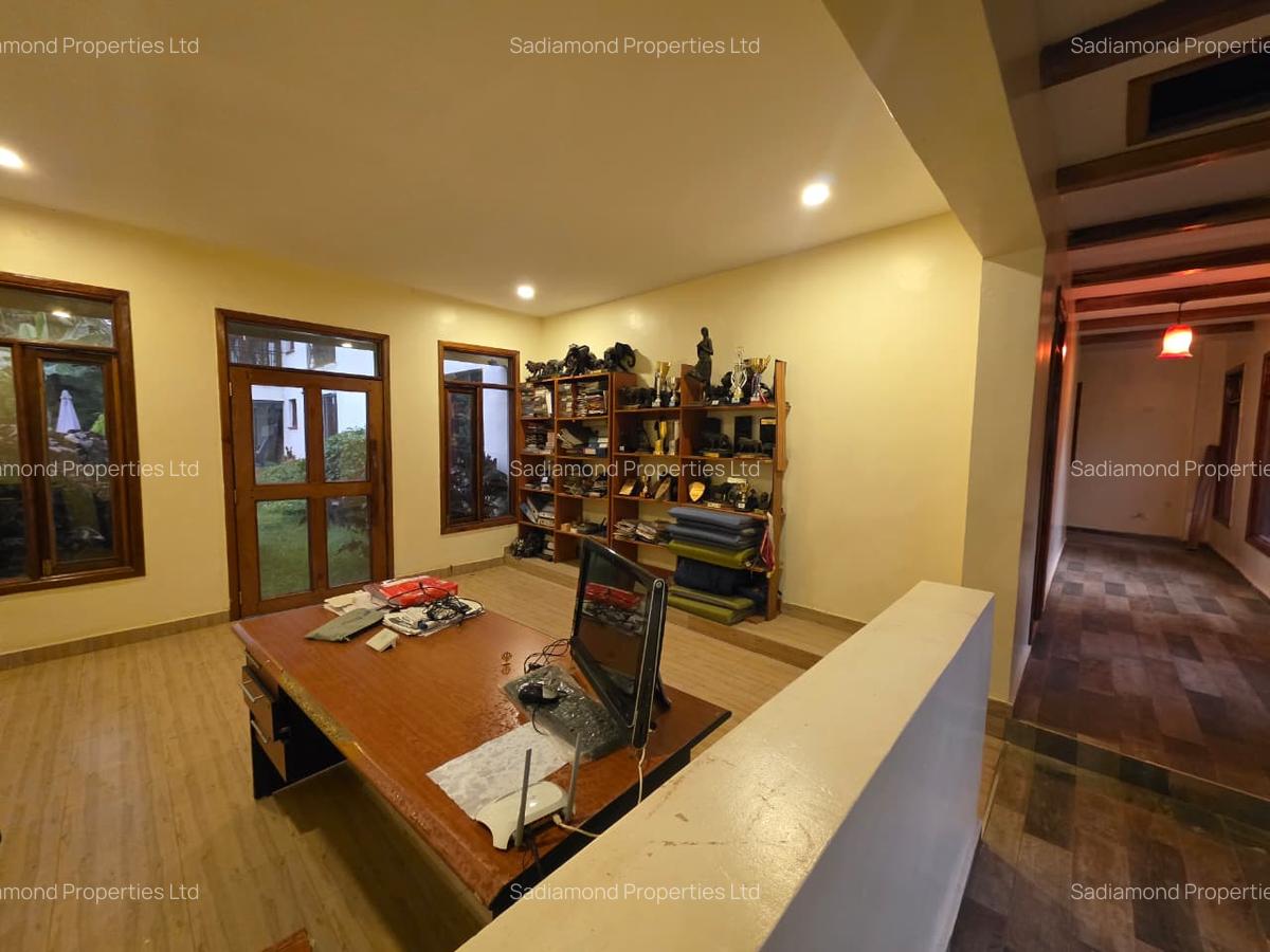 7 Bed House with En Suite in Ridgeways - 4