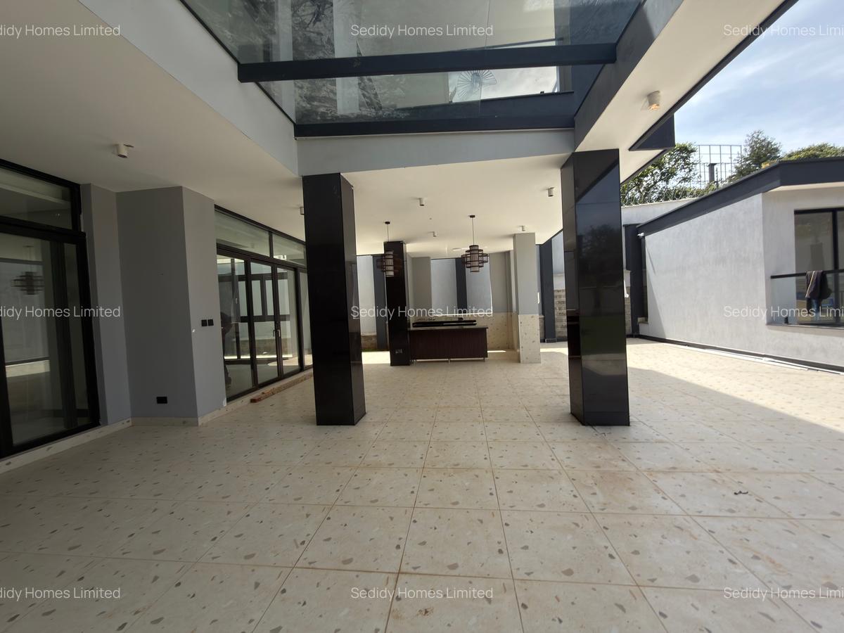 5 Bed Villa with En Suite in Nyari - 16