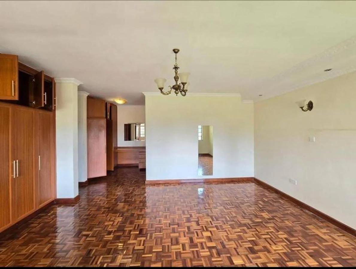 5 Bed Townhouse with En Suite in Lavington - 2