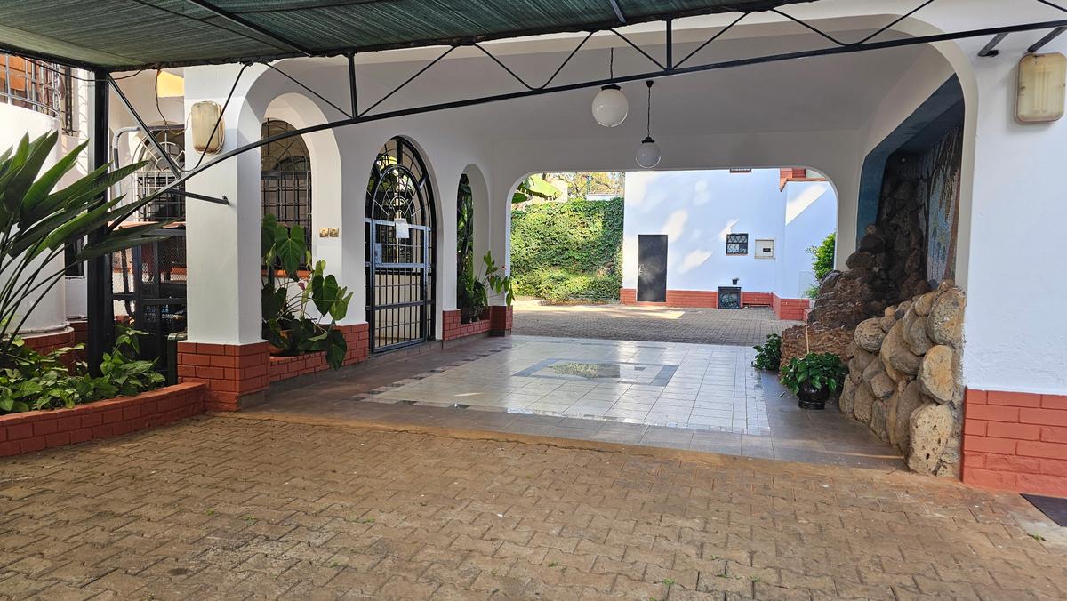 6 Bed House with En Suite at Lavington - 19