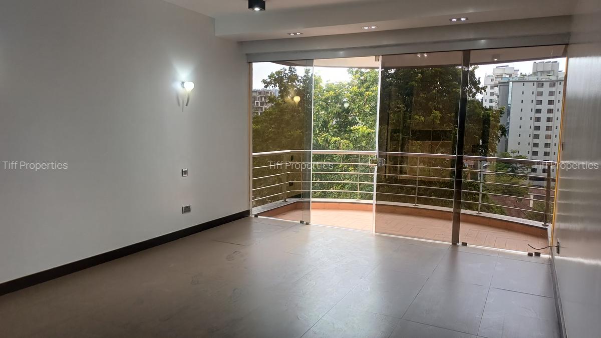 3 Bed Apartment in Riverside - 4