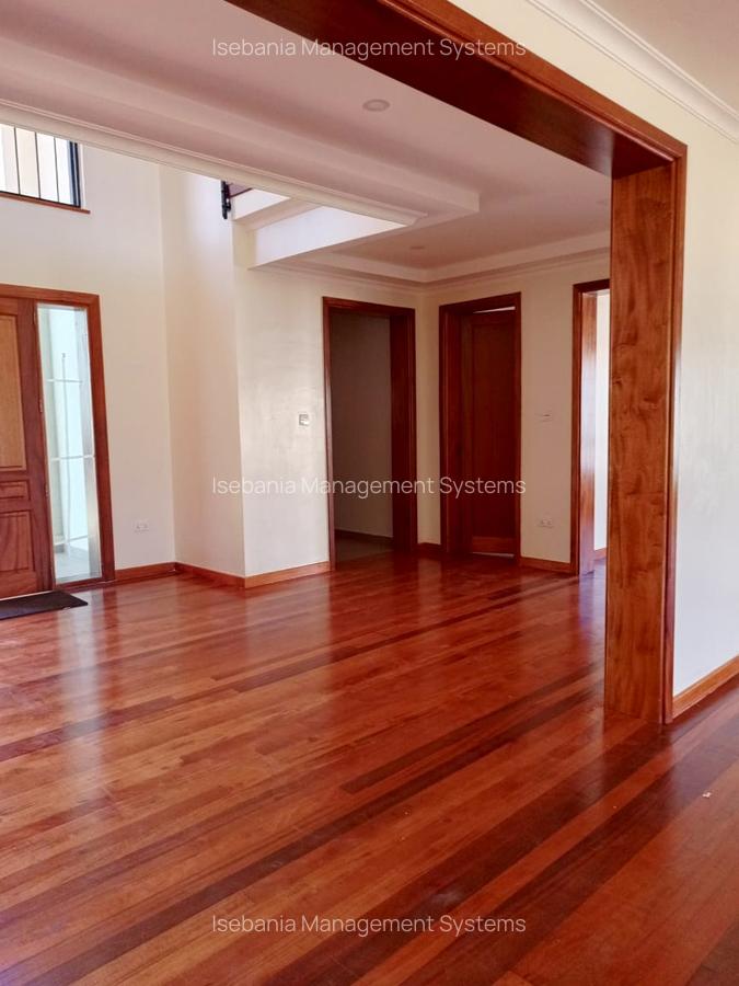 6 Bed House with En Suite at - 9