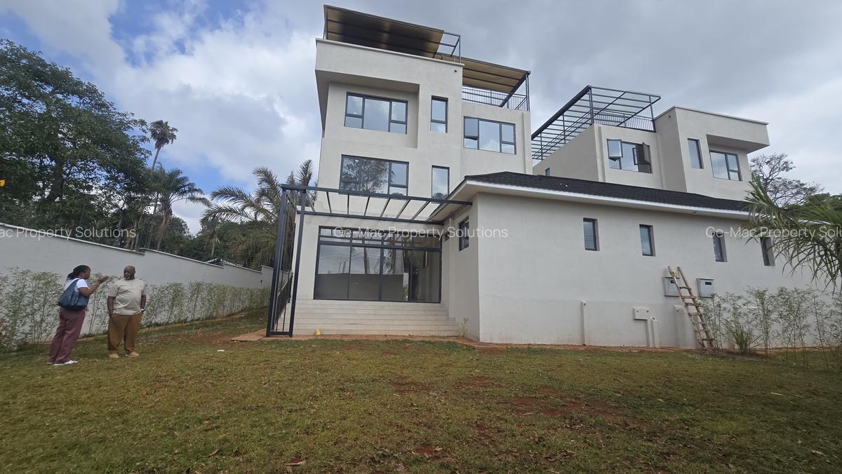 5 Bed House with En Suite in Lavington - 18
