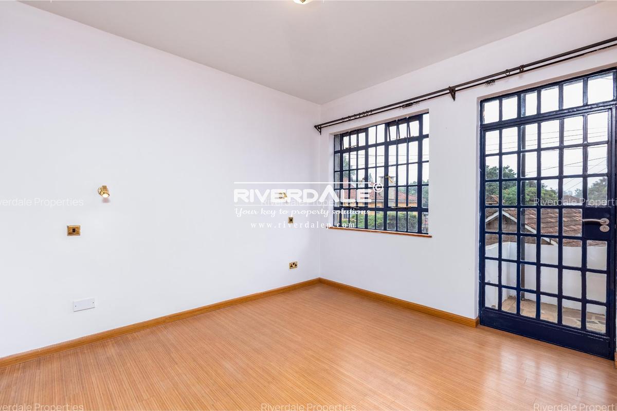 5 Bed Villa with En Suite in Lavington - 14