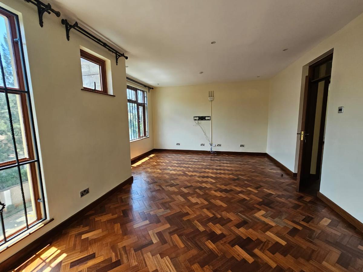 6 Bed House with En Suite in Lavington - 8