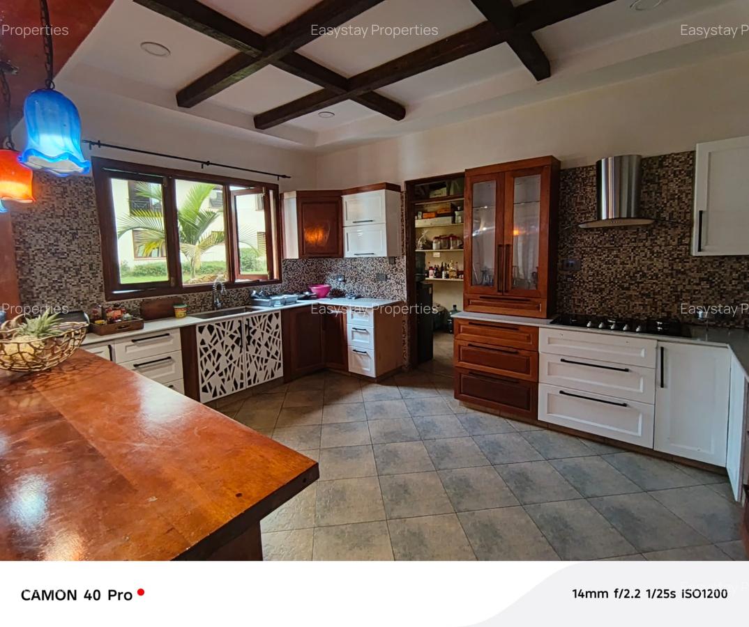 4 Bed House with En Suite in Ridgeways - 4