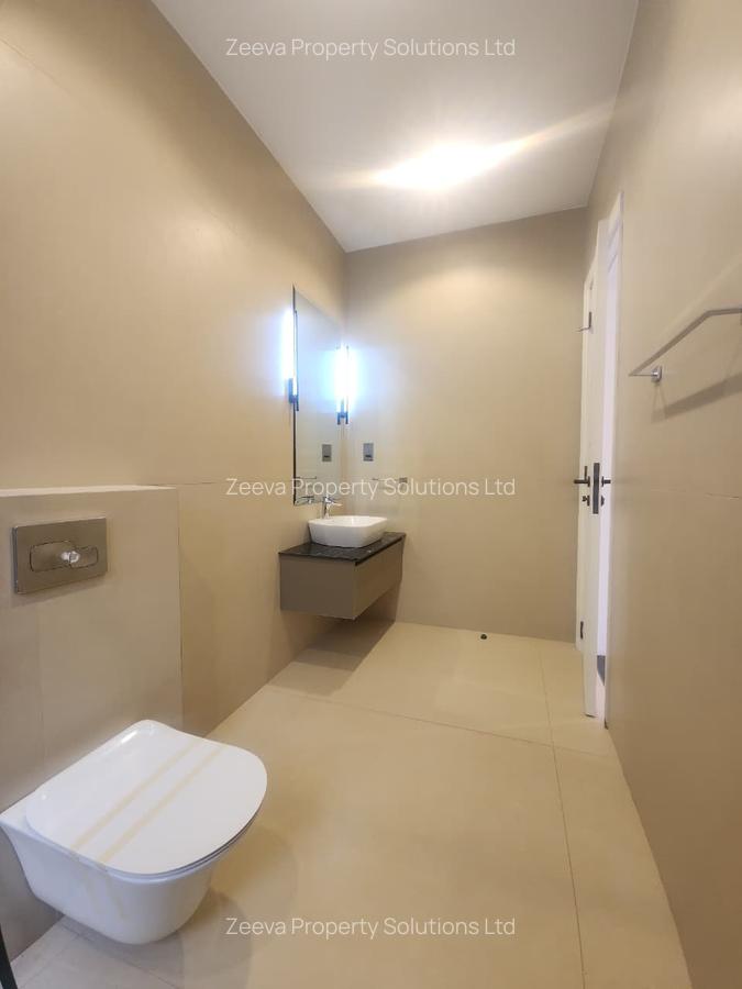 5 Bed House with En Suite in Lavington - 17