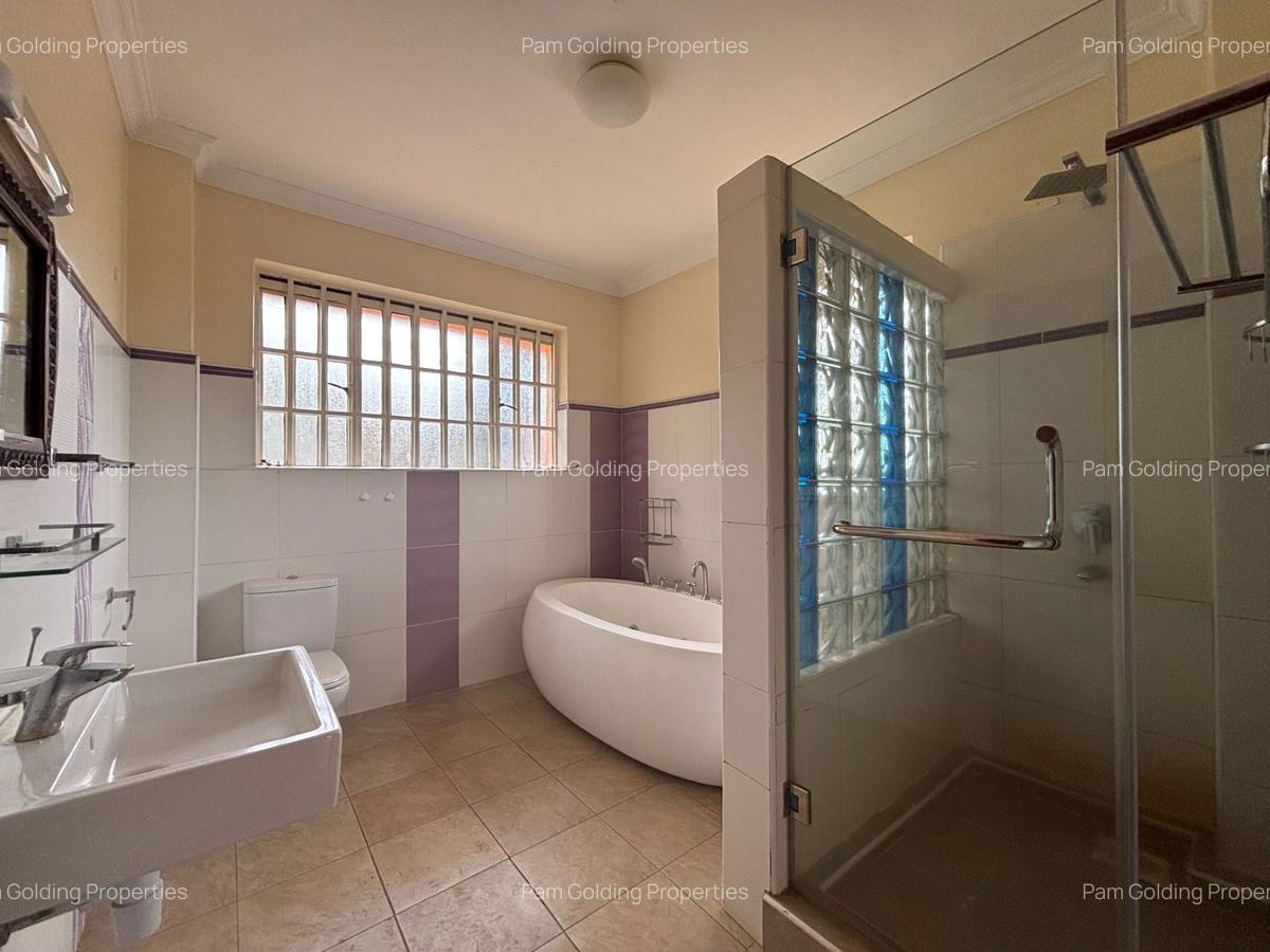 4 Bed House with En Suite in Rosslyn - 13