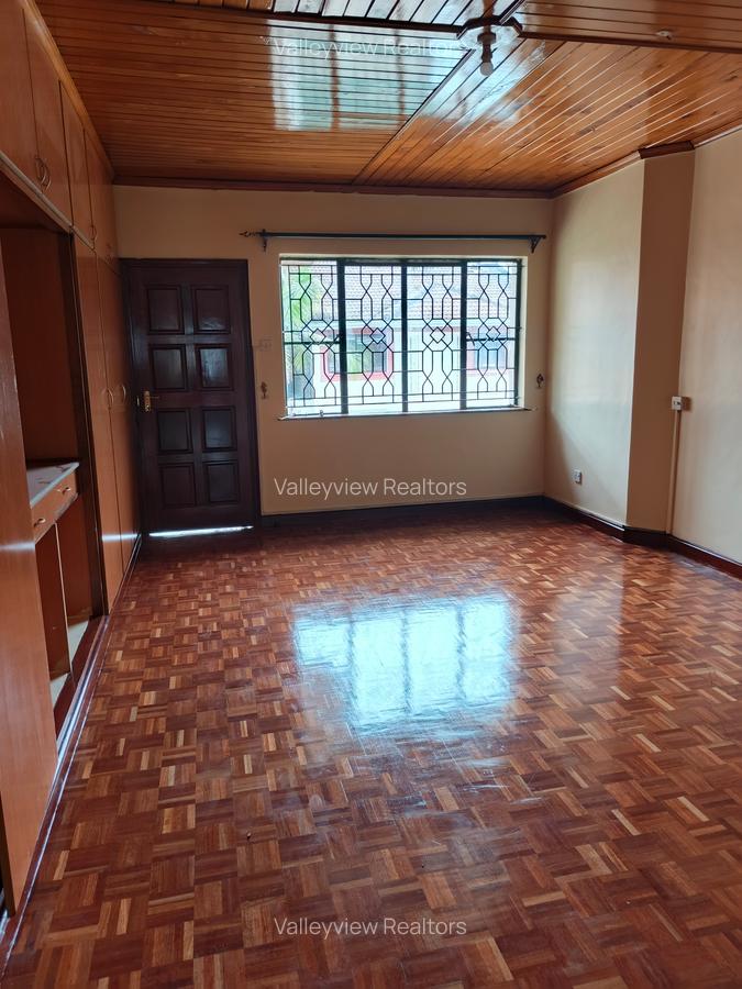 5 Bed Townhouse with En Suite at Lavington - 14