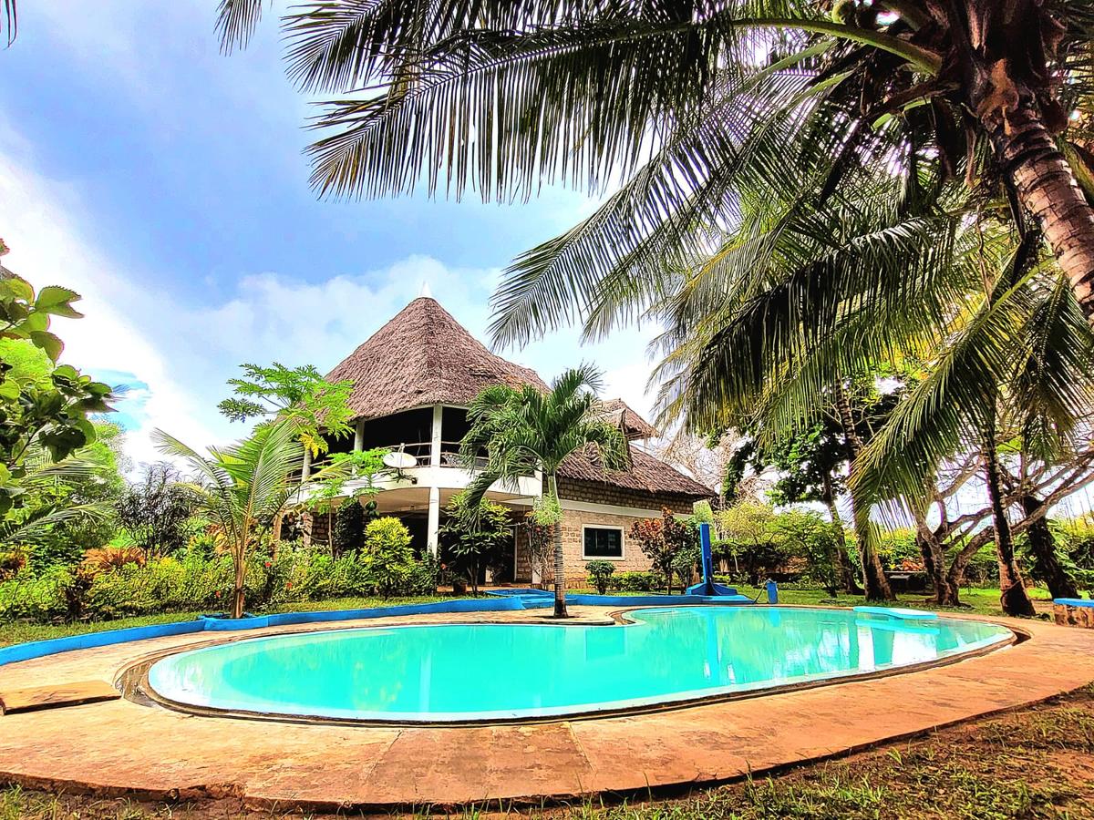 3 Bed Villa with En Suite in Diani - 1