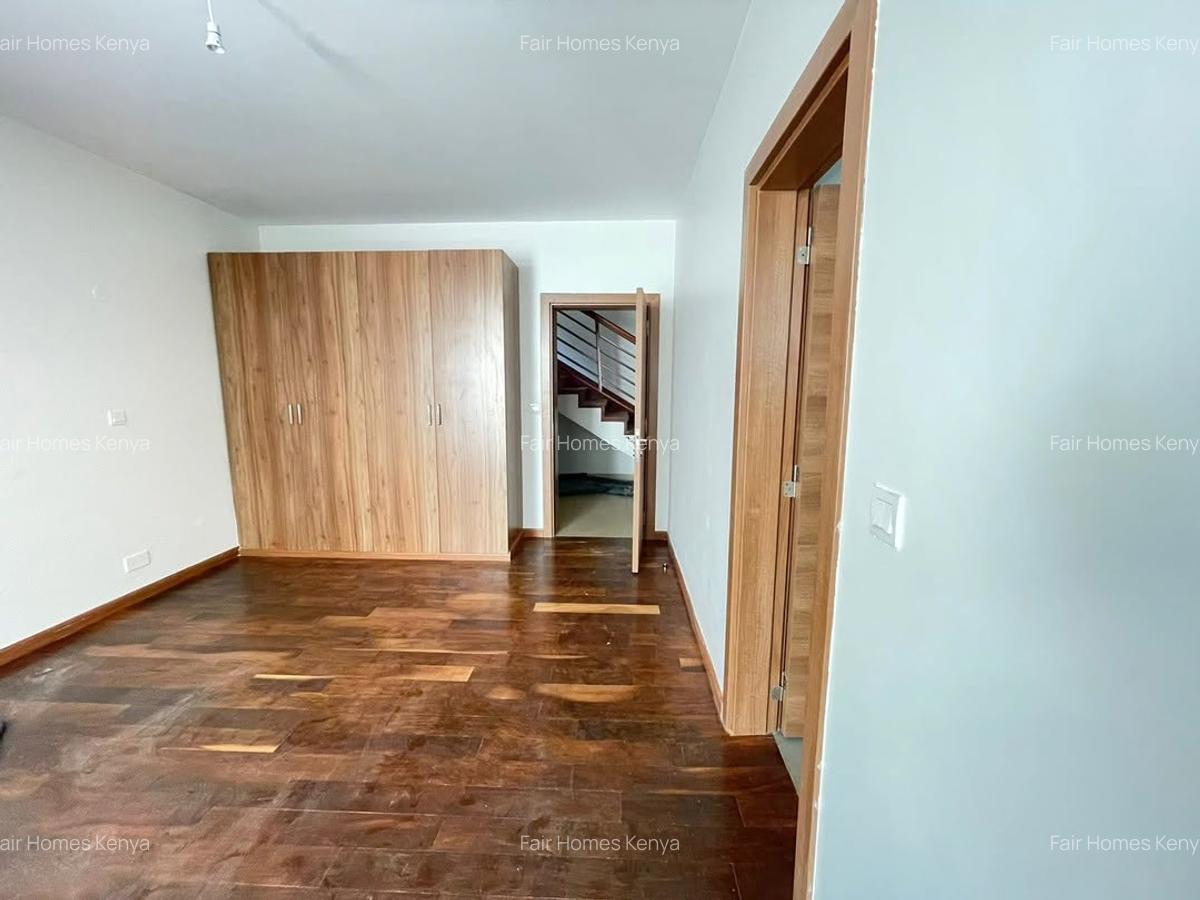 5 Bed Townhouse with En Suite at Lavington Green - 9