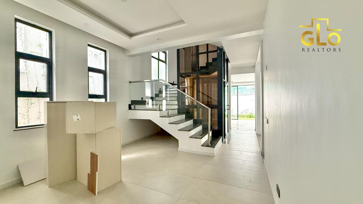 5 Bed Villa with En Suite in Lavington - 1