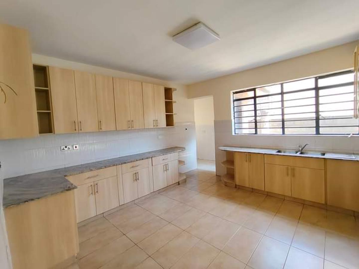 5 Bed Townhouse with En Suite at Lavington - 14