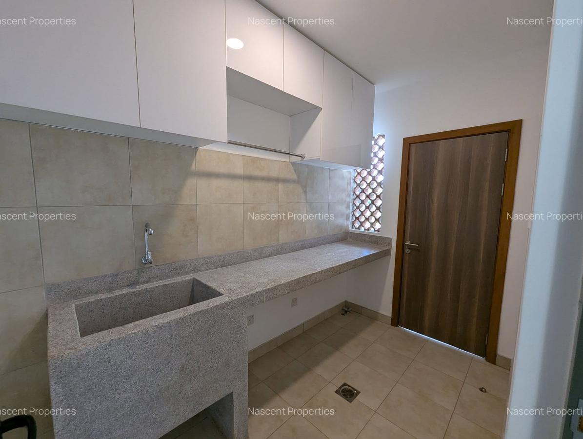 4 Bed Apartment with En Suite in Rosslyn - 4