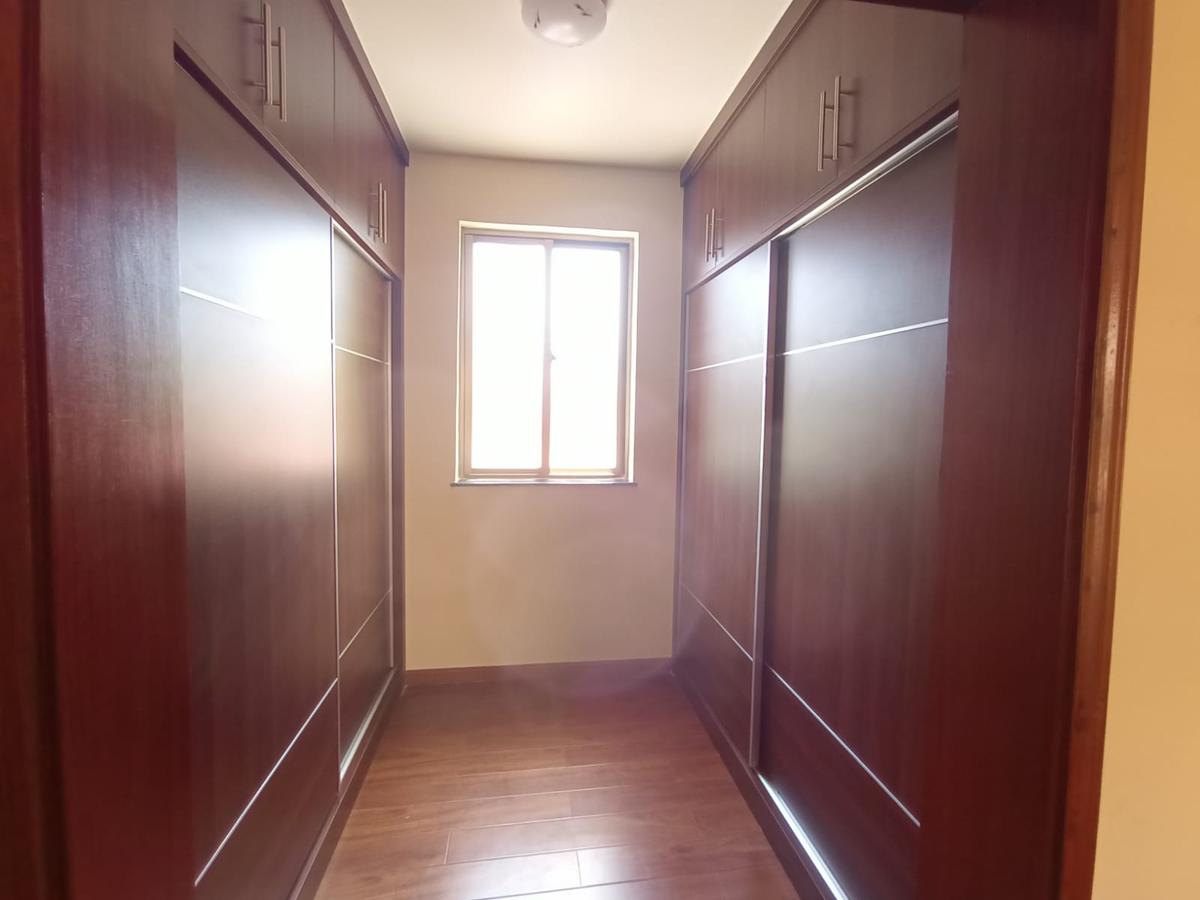 5 Bed House with En Suite in Lavington - 9