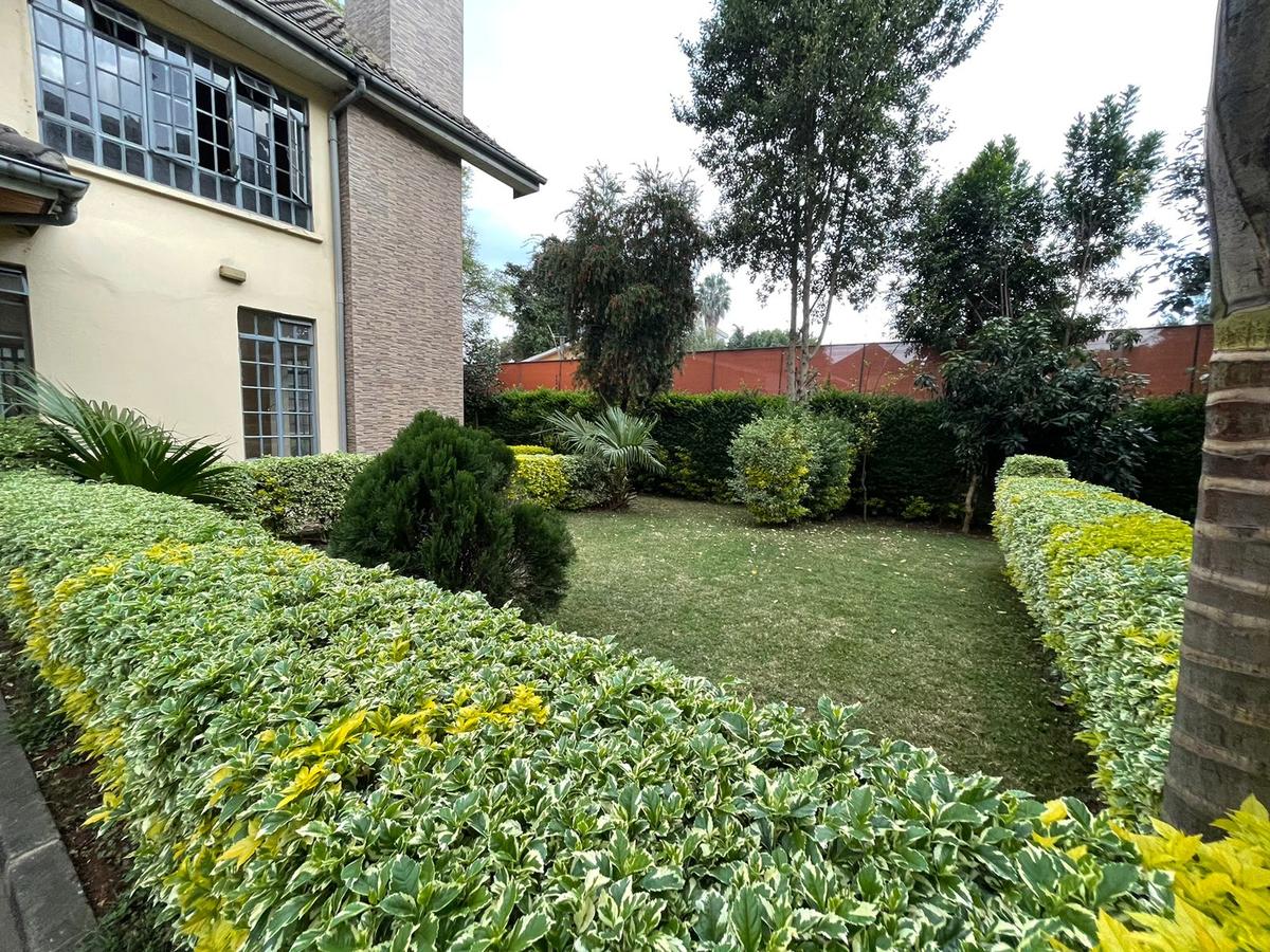 5 Bed House with En Suite in Lavington - 5