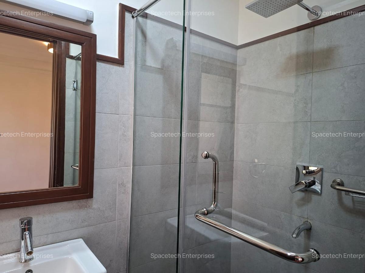 4 Bed Townhouse with En Suite in Ridgeways - 14