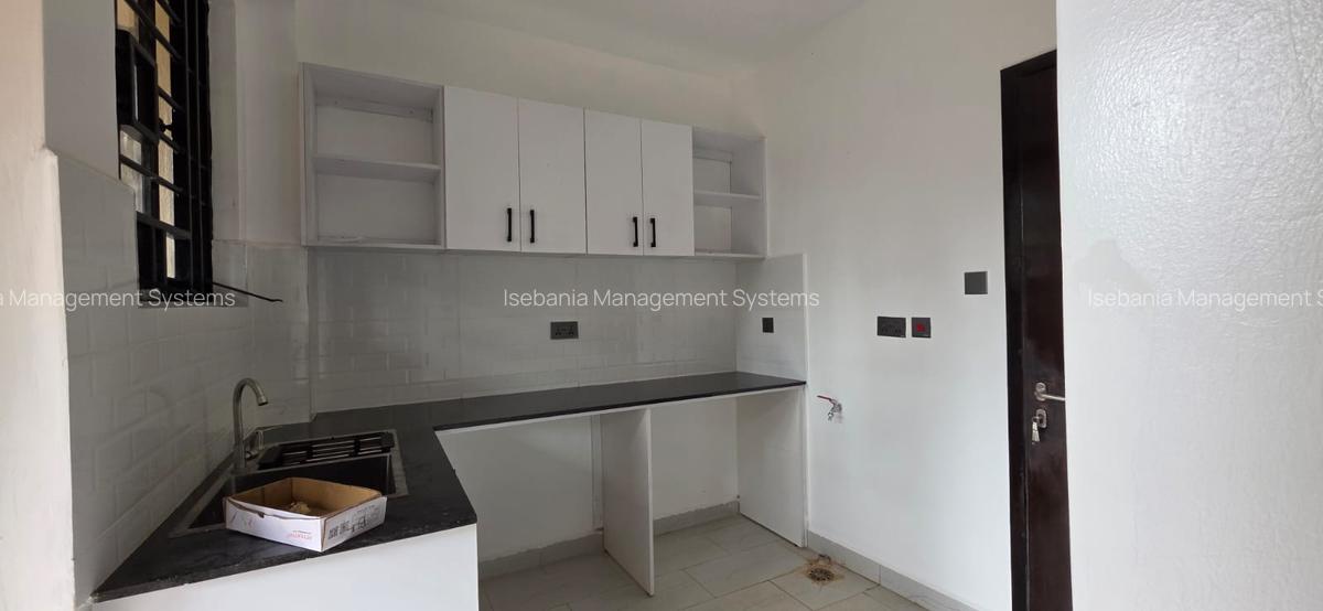 5 Bed House with En Suite at - 3