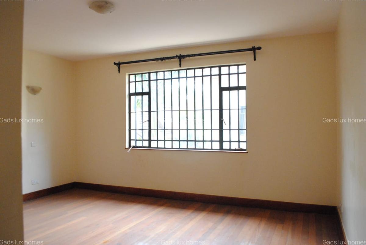 5 Bed Villa with En Suite at Lavington - 17