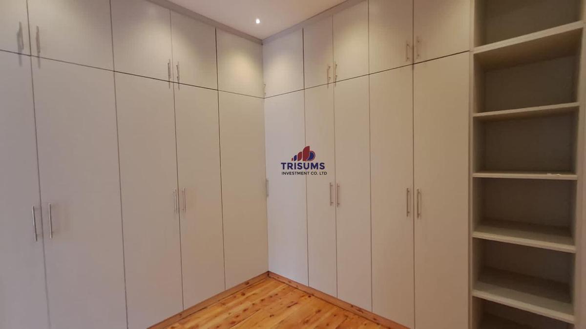 4 Bed House with En Suite in Ridgeways - 9