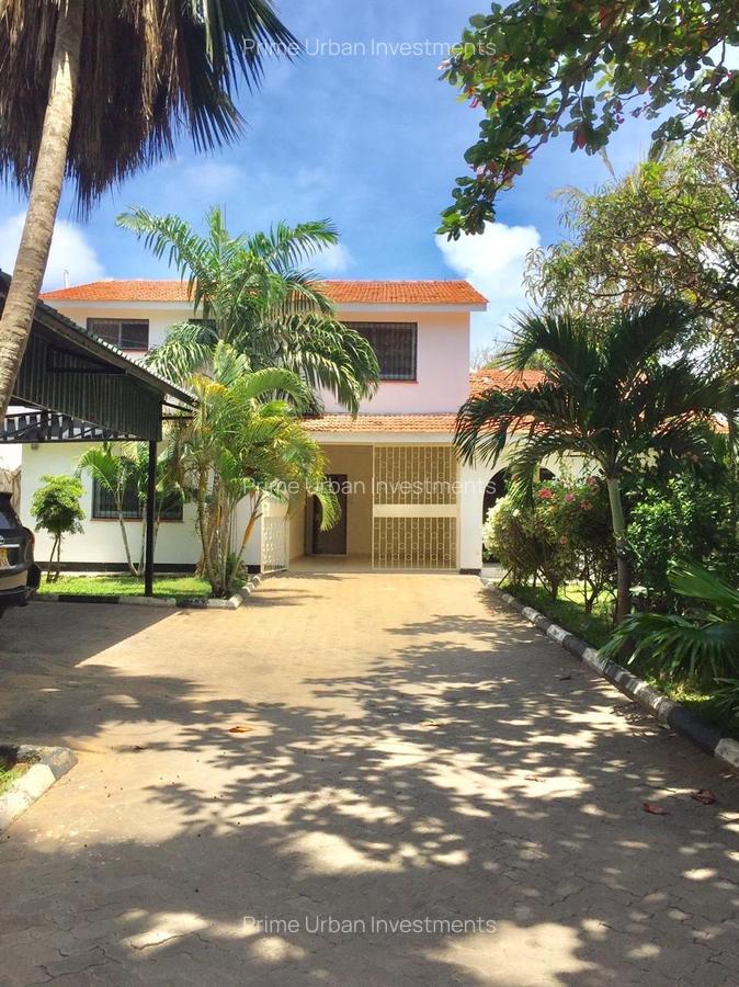 4 Bed House with En Suite in Nyali Area - 1
