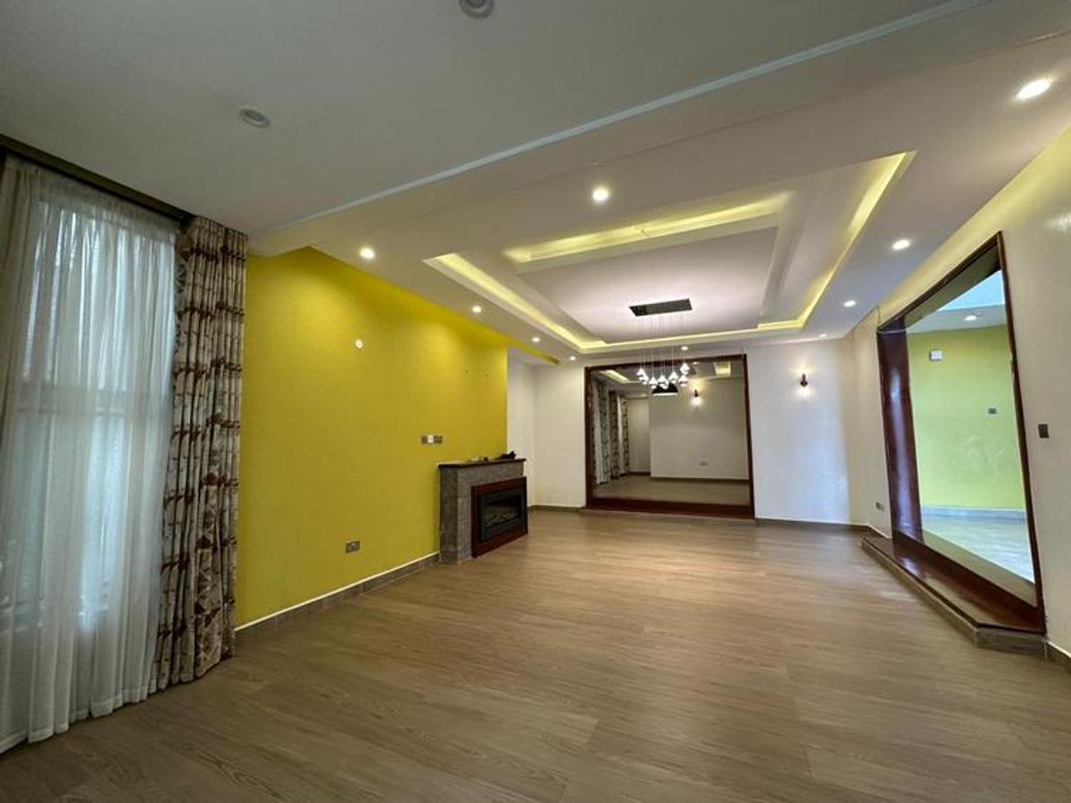 5 Bed Townhouse with En Suite at Lavington - 2