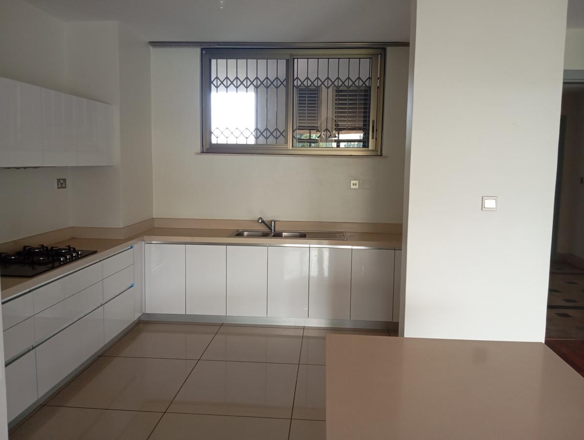 3 Bed Apartment with En Suite at Parklands Near Regal Plaza - 10