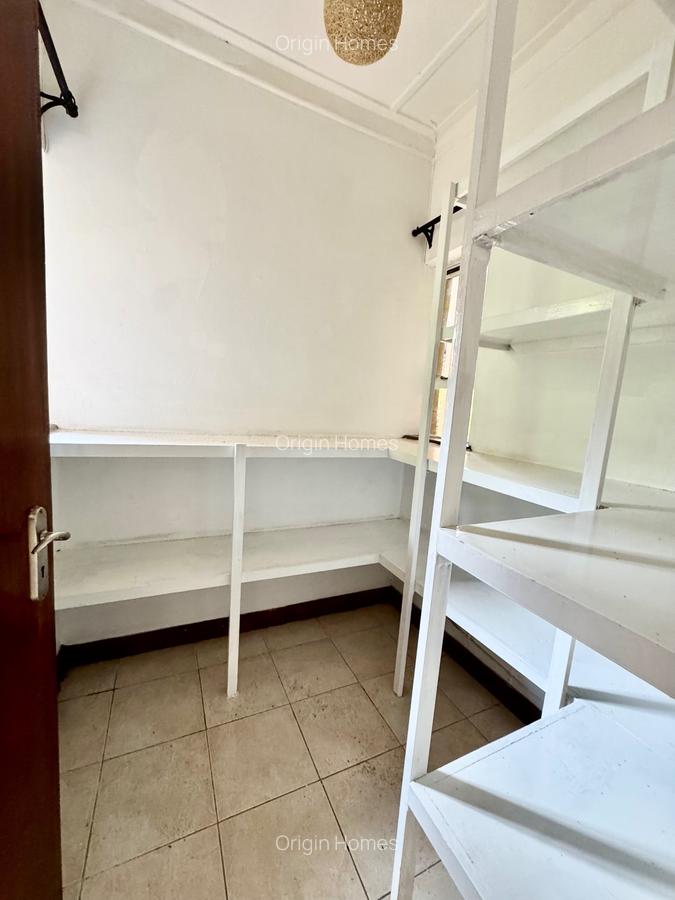 5 Bed House with En Suite at Rosslyn - 13