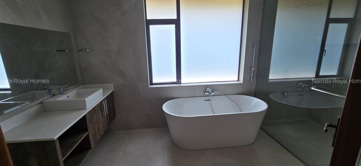 5 Bed Townhouse with En Suite at Lavington Green - 17