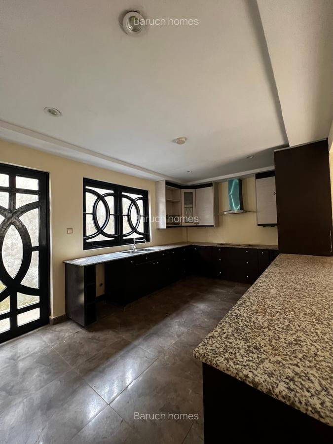 4 Bed Villa with En Suite in Redhill - 8