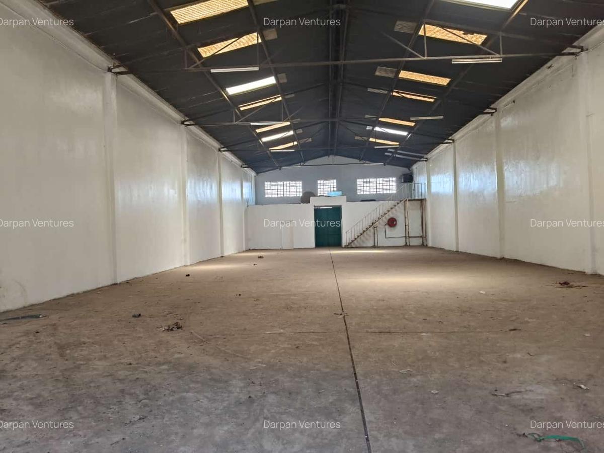 5,197 ft² Warehouse with Service Charge Included in Industrial Area - 4